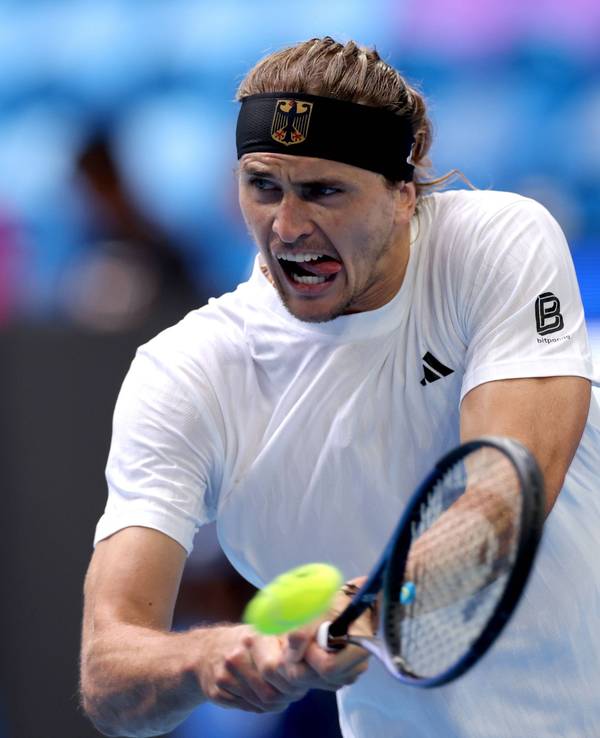 Alexander Zverev schlägt eine Rückhand.