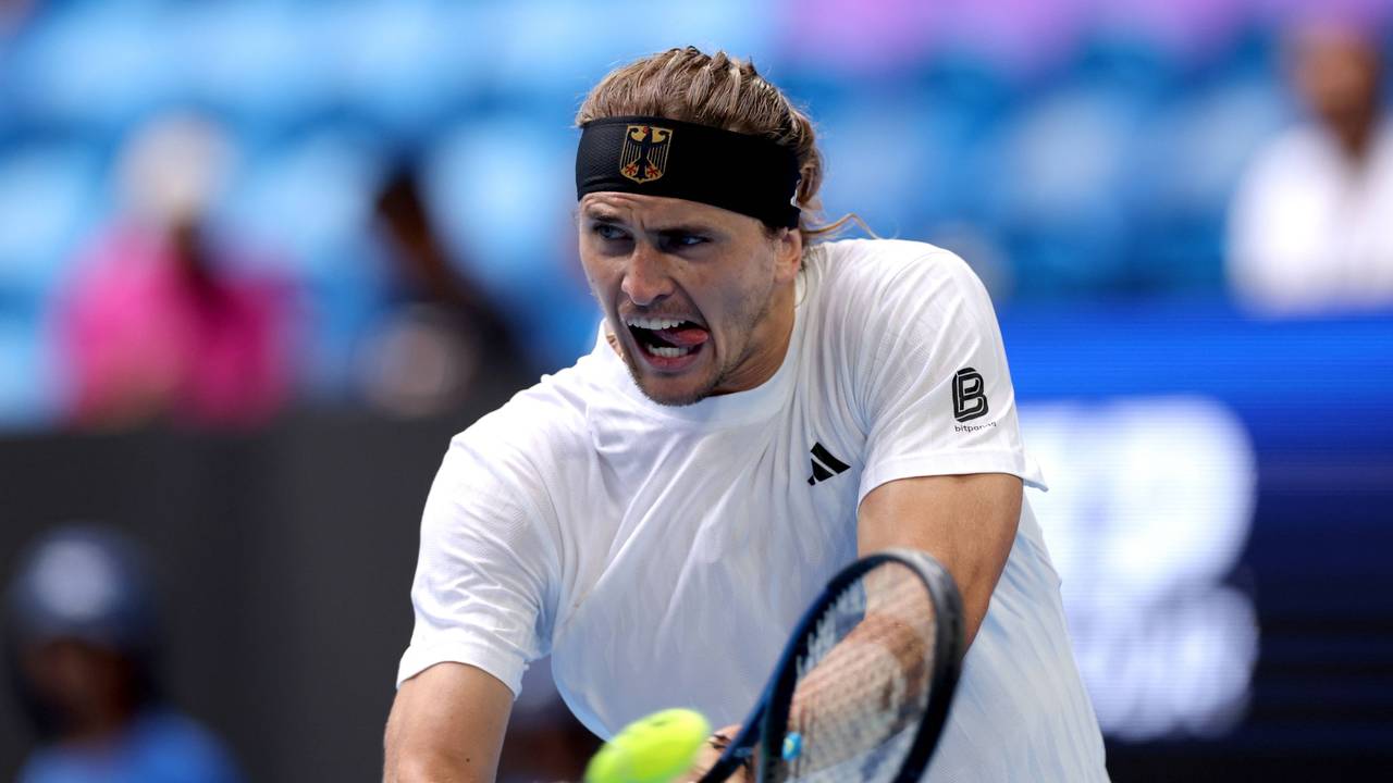 Alexander Zverev schlägt eine Rückhand.