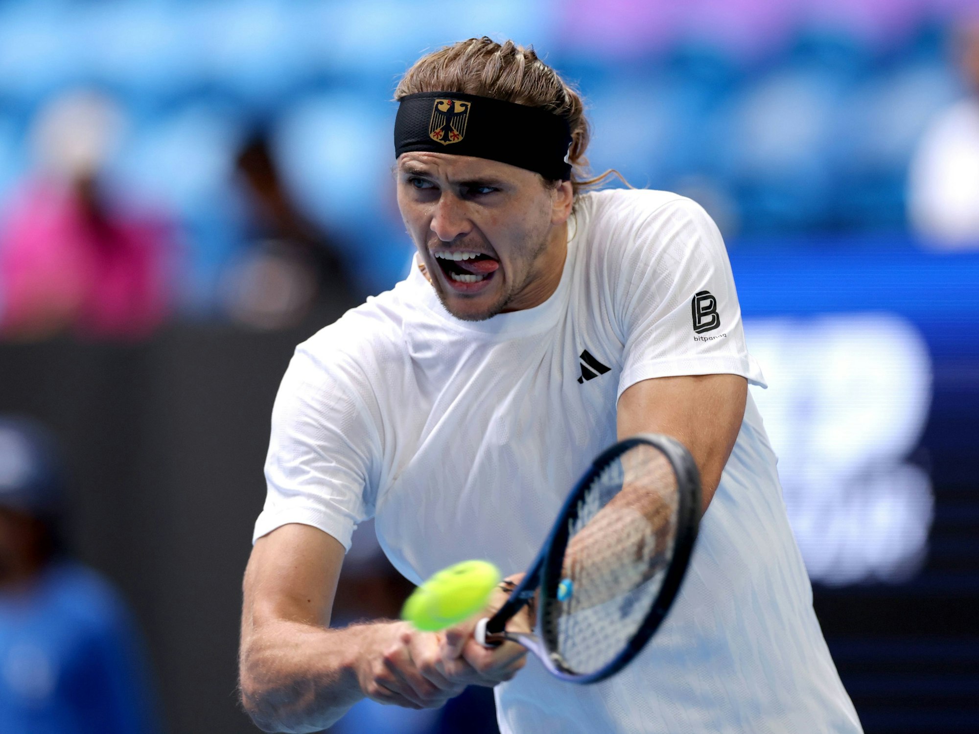 Alexander Zverev schlägt eine Rückhand.