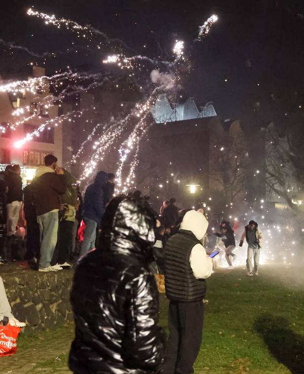 Das Foto vom 31. Dezember 2024 zeigt wilde Böllerei am Rheinufer in Köln.