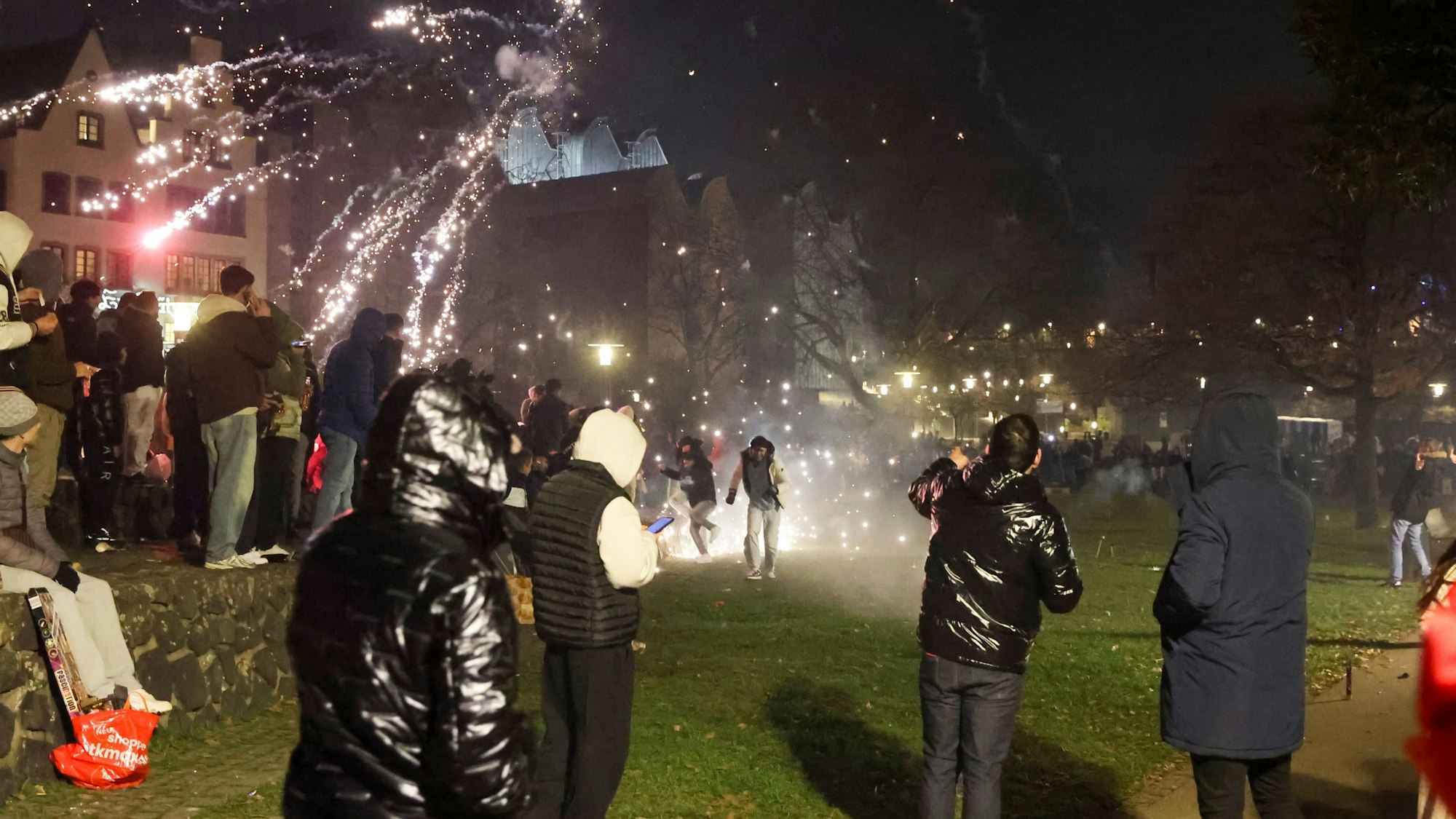 Das Foto vom 31. Dezember 2024 zeigt wilde Böllerei am Rheinufer in Köln.