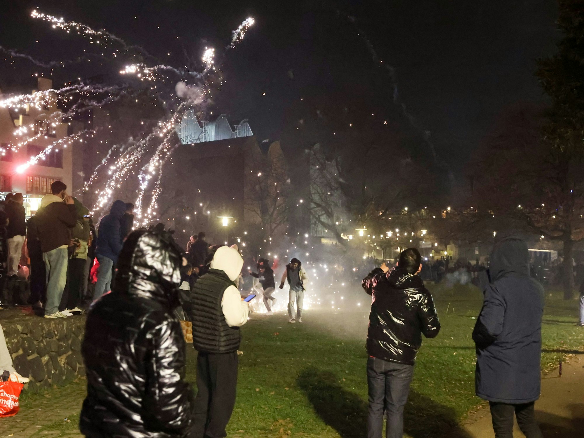 Unbekannt bewerfen sich in der Silvesternacht am Rheinufer mit Böllern.