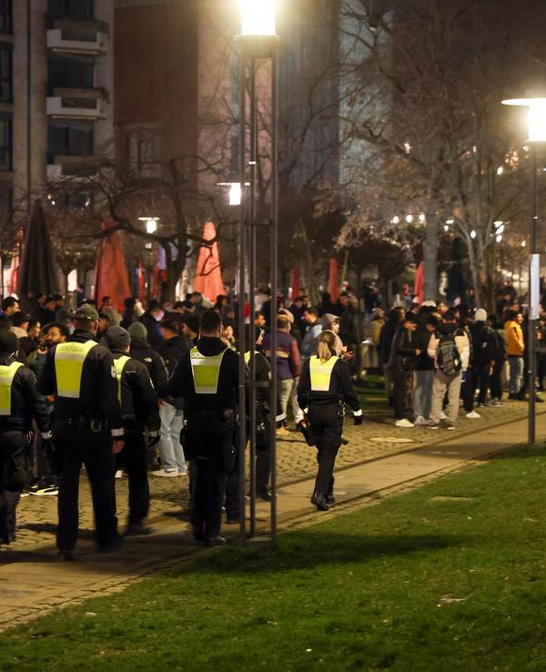 Polizeikräfte am Rheinufer in der Kölner Altstadt in der Silvesternacht 2024.