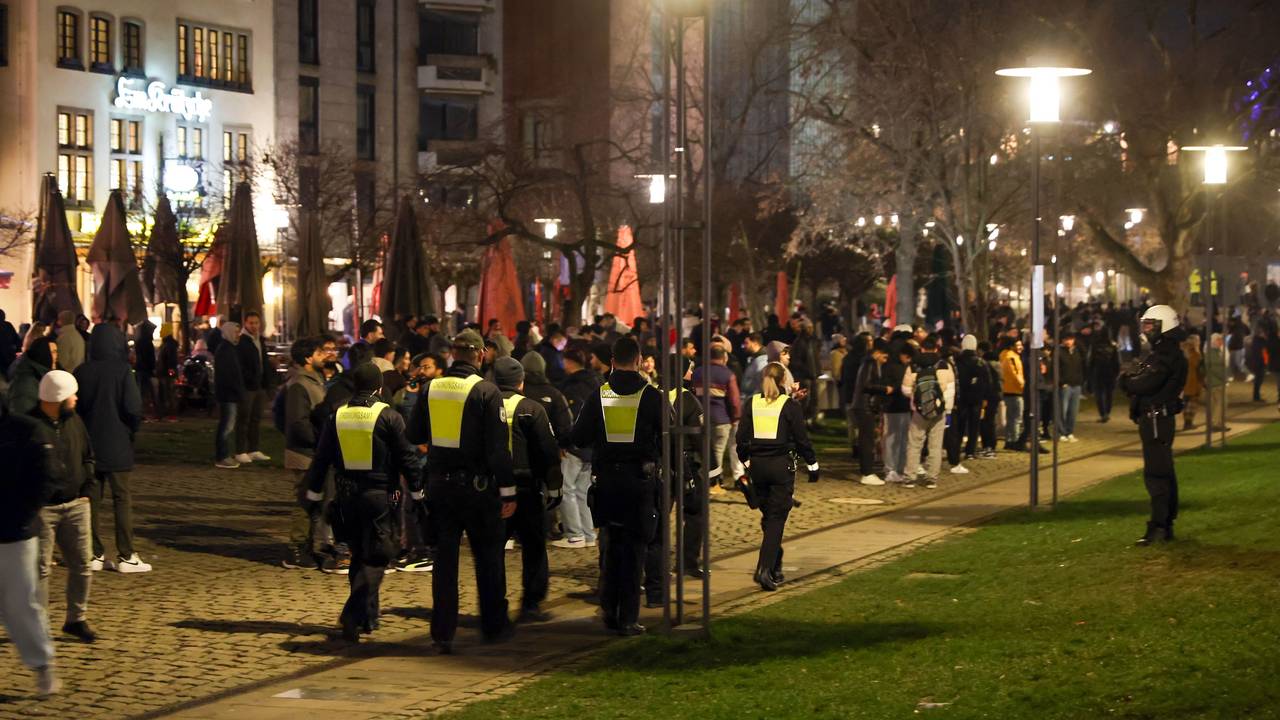 Polizeikräfte am Rheinufer in der Kölner Altstadt in der Silvesternacht 2024.