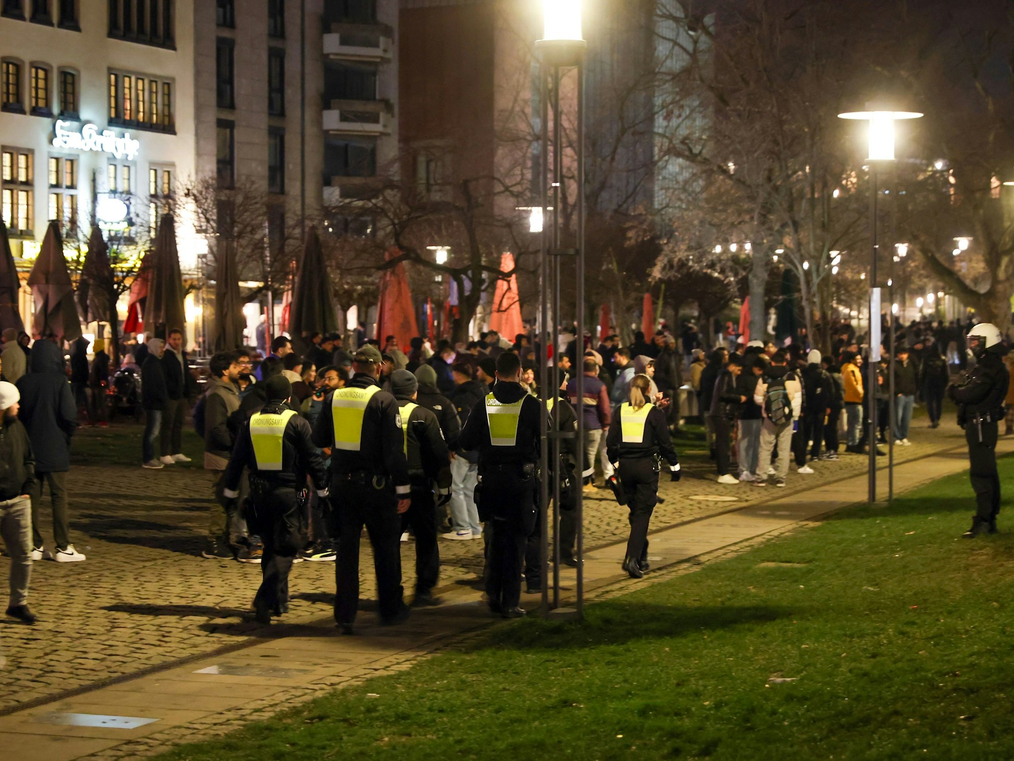 Polizeikräfte am Rheinufer in der Kölner Altstadt in der Silvesternacht 2024.