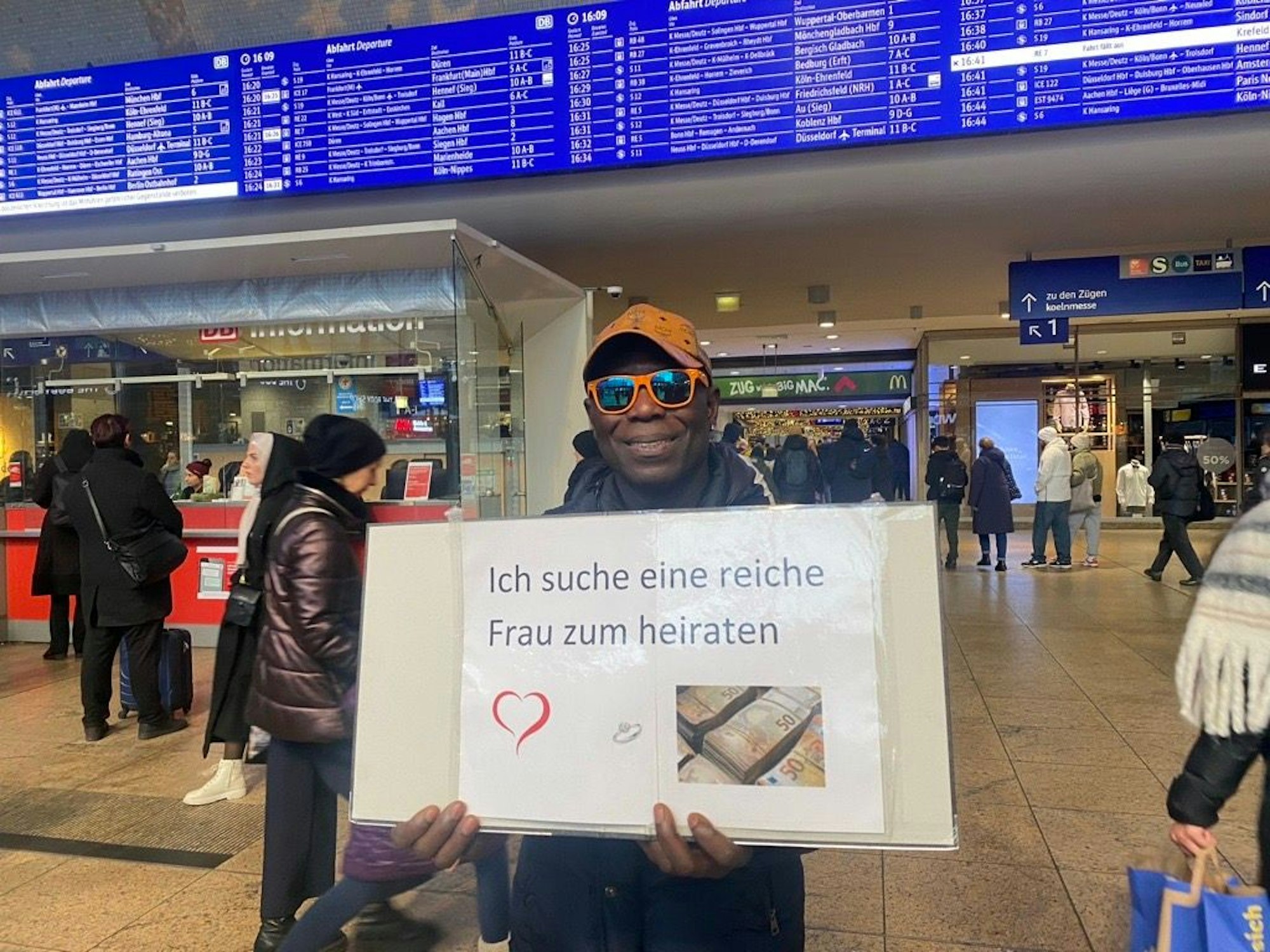 Hinter der Aktion am Kölner Hauptbahnhof steckte der aus Ghana stammende, in Stammheim lebende und seit 27 Jahren als Kfz-Mechaniker bei der Firma Curt Richter in Mülheim arbeitende Emmanuele Osei.; Foto: Ayhan Demirci