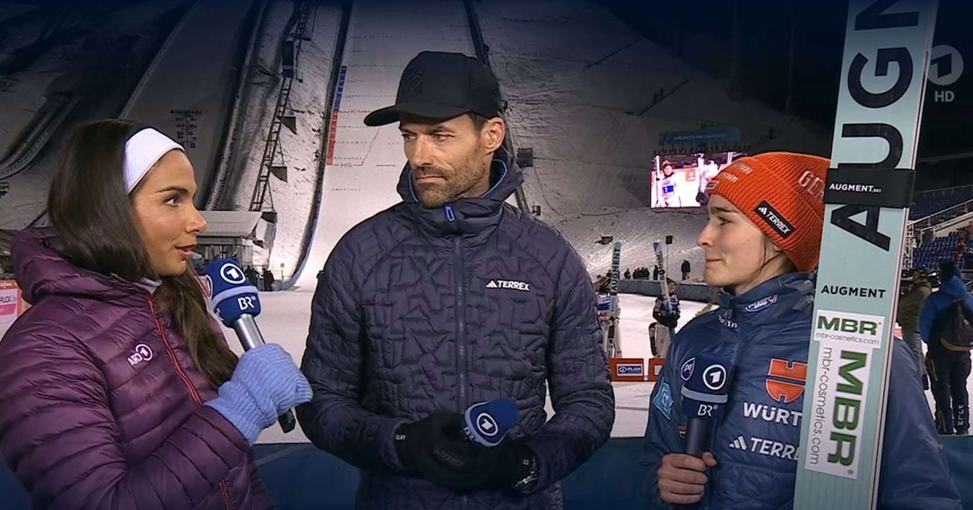 Selina Freitag im Gespräch mit Sven Hannawald und Lea Wagner.