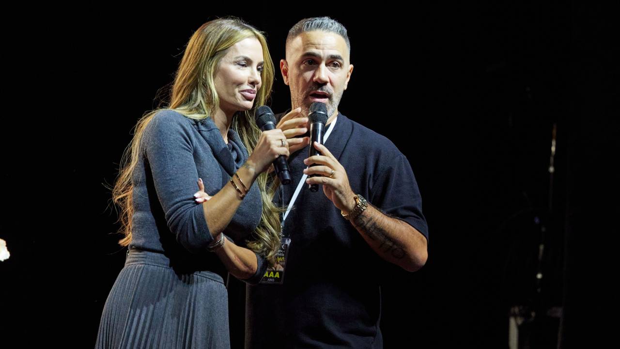 Anis und Anna-Maria Ferchichi stehen bei einem Live-Podcast im Admiralspalast auf der Bühne. Mit ihrem Podcast erzählen die Eheleute Ferchichi aus ihrem privaten Leben.