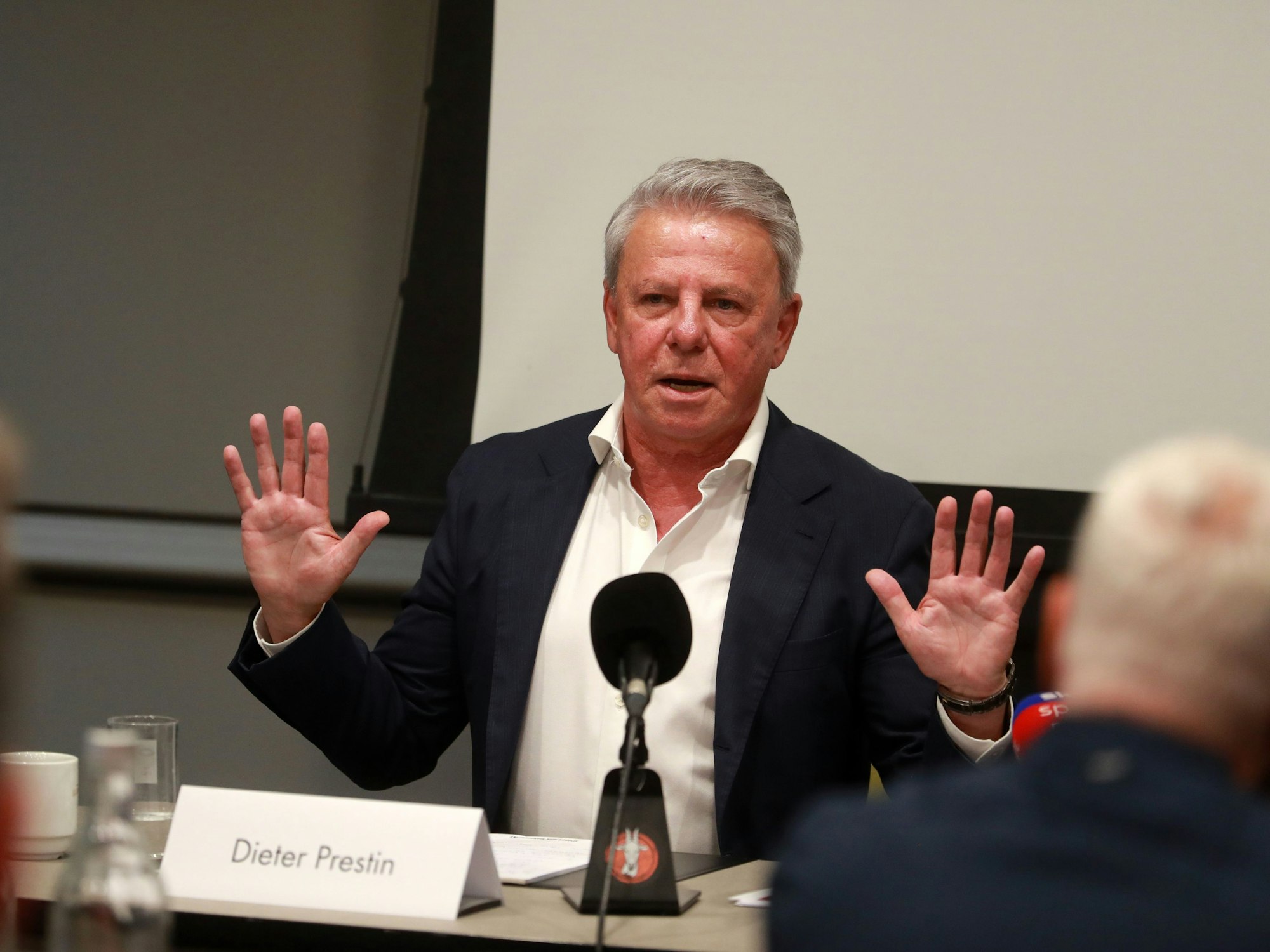 Dieter Prestin auf einer Pressekonferenz.