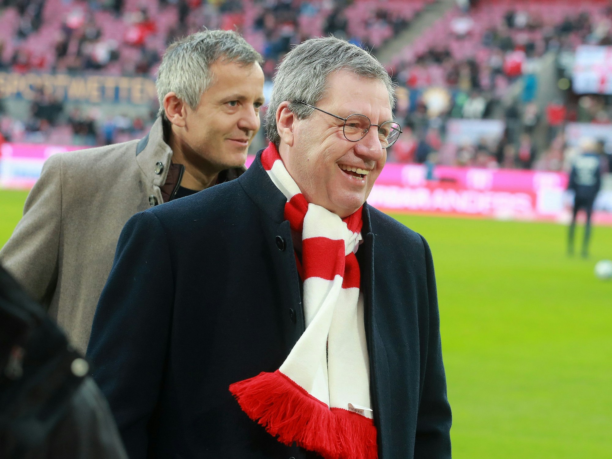 Werner Wolf mit FC-Schal um den Hals.