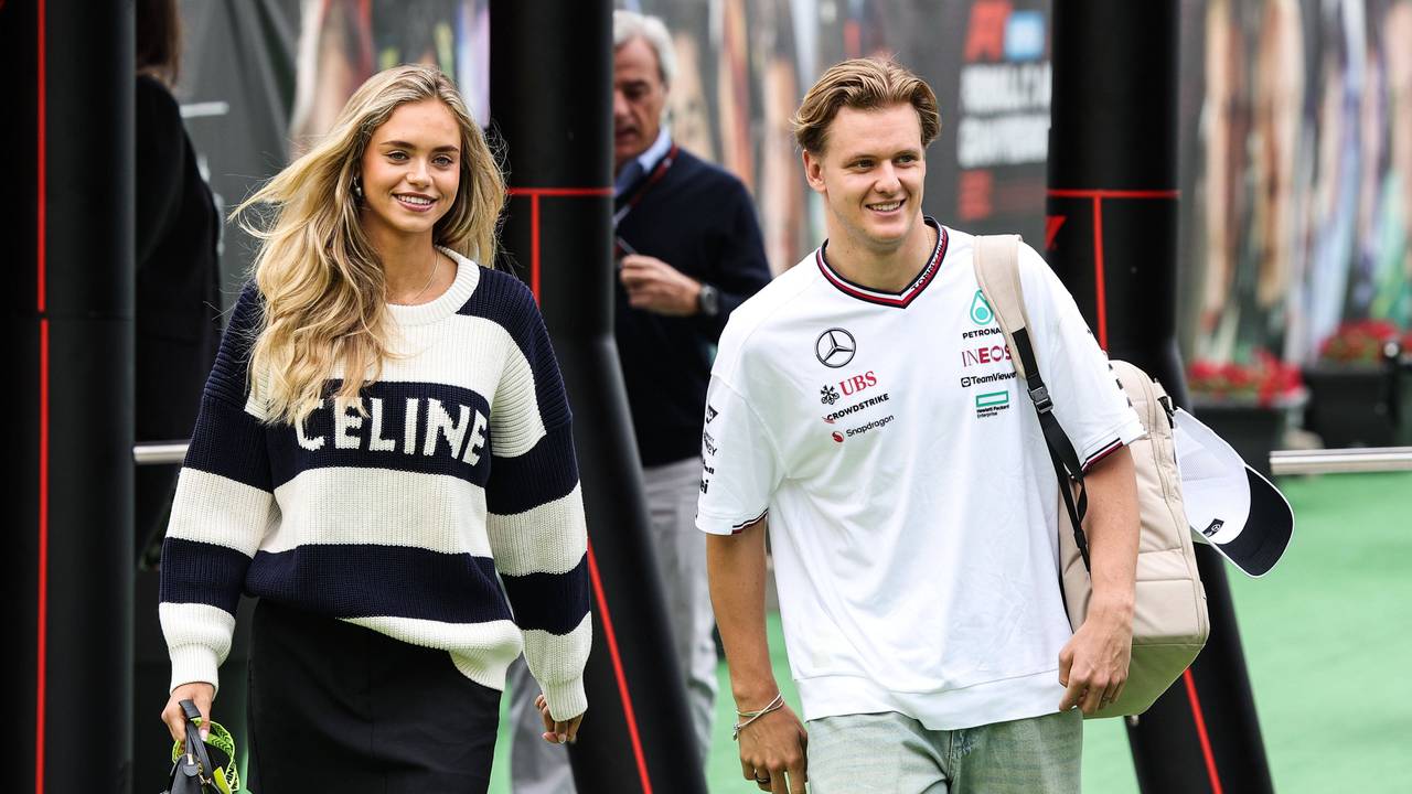Mick Schumacher und Freundin Laila Hasanovic gehen gemeinsam durchs Fahrerlager.