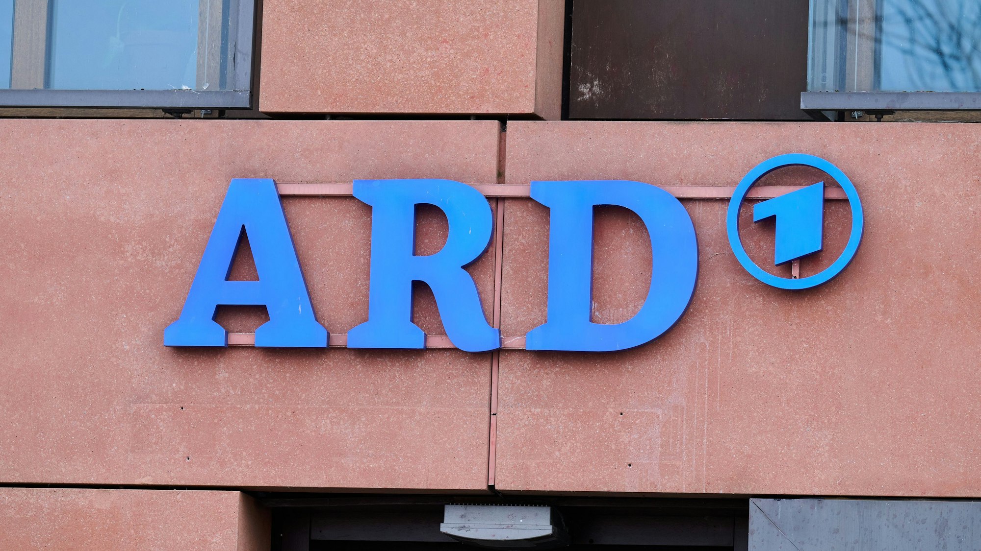 ARD Logo auf dem Haus des ARD-Hauptstadtstudios.