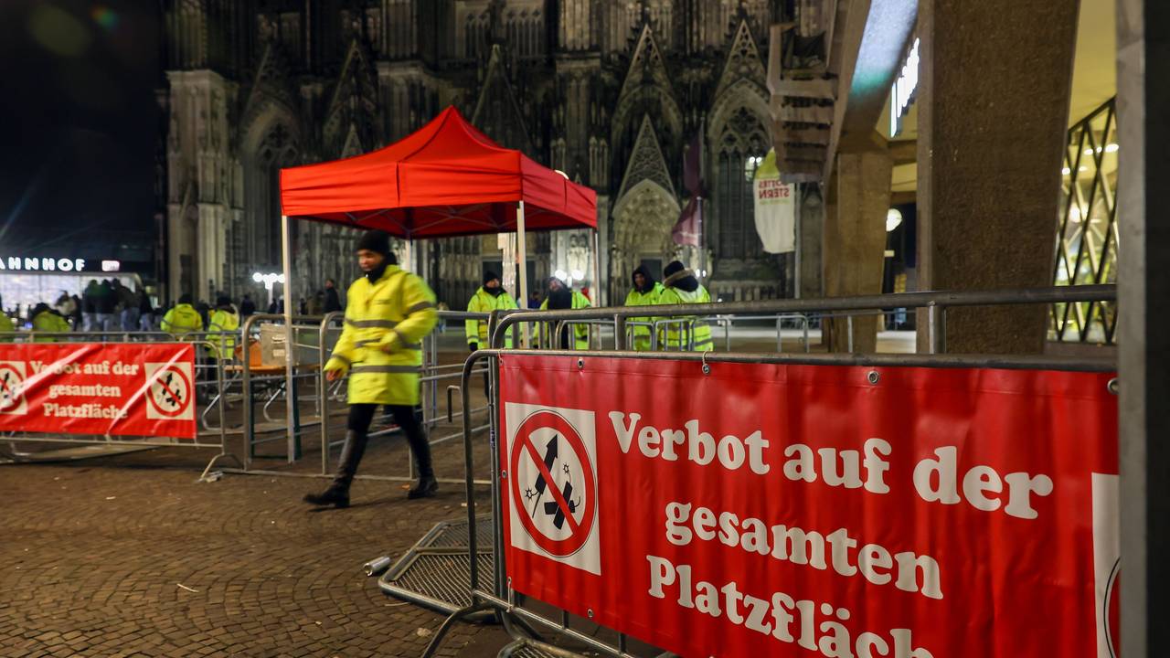 Sperrgitter stehen am Dom, darauf steht „Verbot auf der gesamten Platzfläche“ neben einem Symbol mit einer durchgestrichenen Rakete.