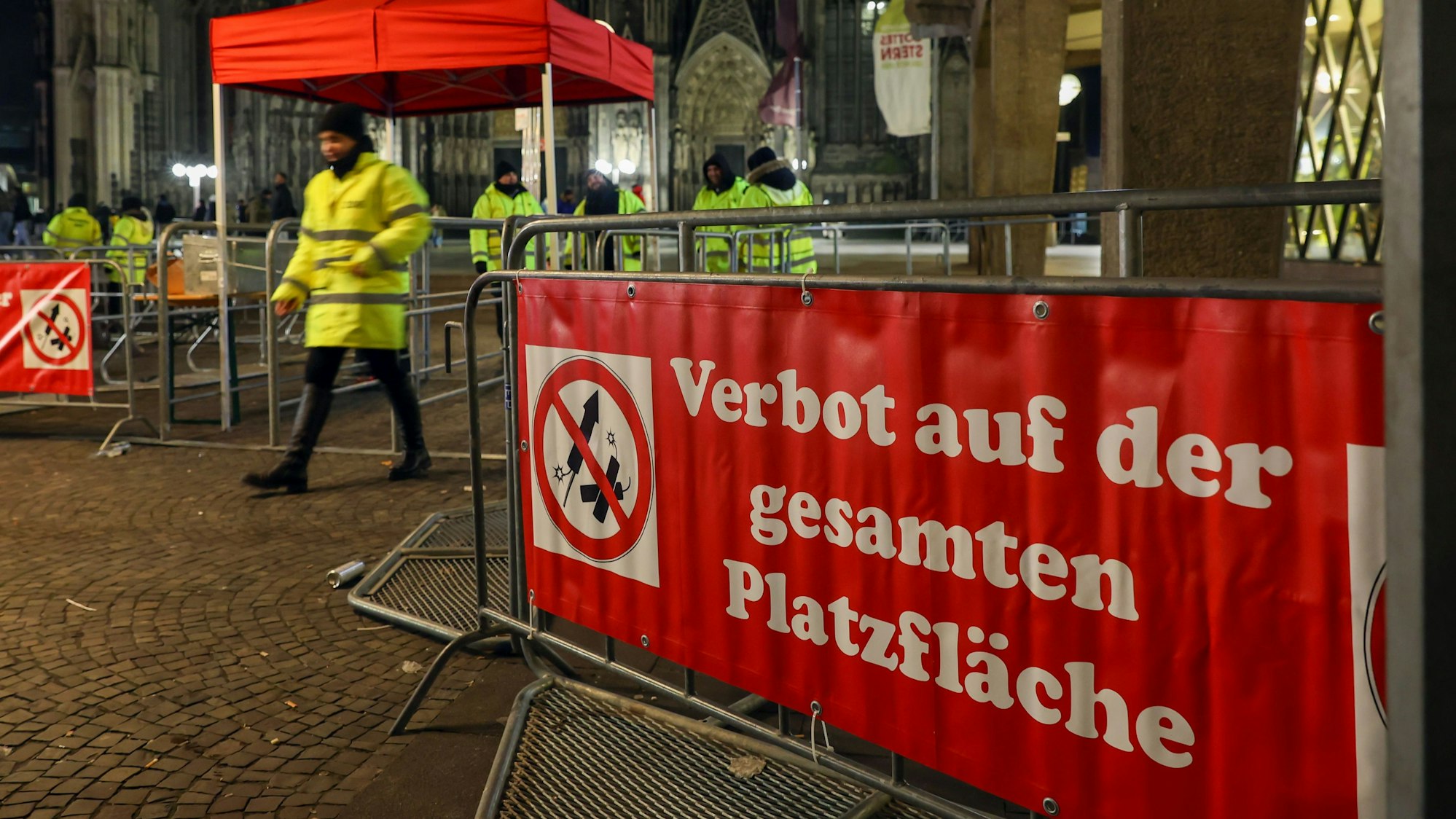 Am Köln Dom herrschten strengere Böller-Regeln. Hier war das Mitführen von Pyrotechnik jeder Art verboten.