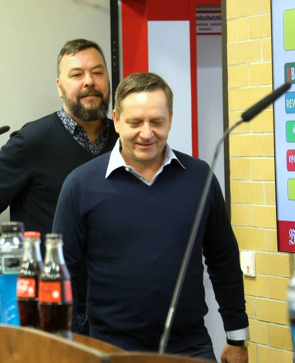 Steffen Baumgart und Horst Heldt kommen zur Pressekonferenz.
