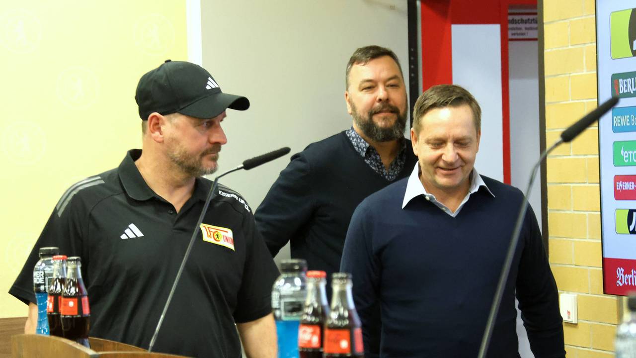 Steffen Baumgart und Horst Heldt kommen zur Pressekonferenz.