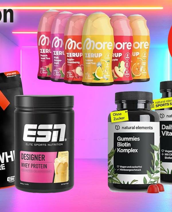 Sportnahrung-Produkte wie Vitamine und Proteinpulver vor einem neonfarbenen Hintergrund.