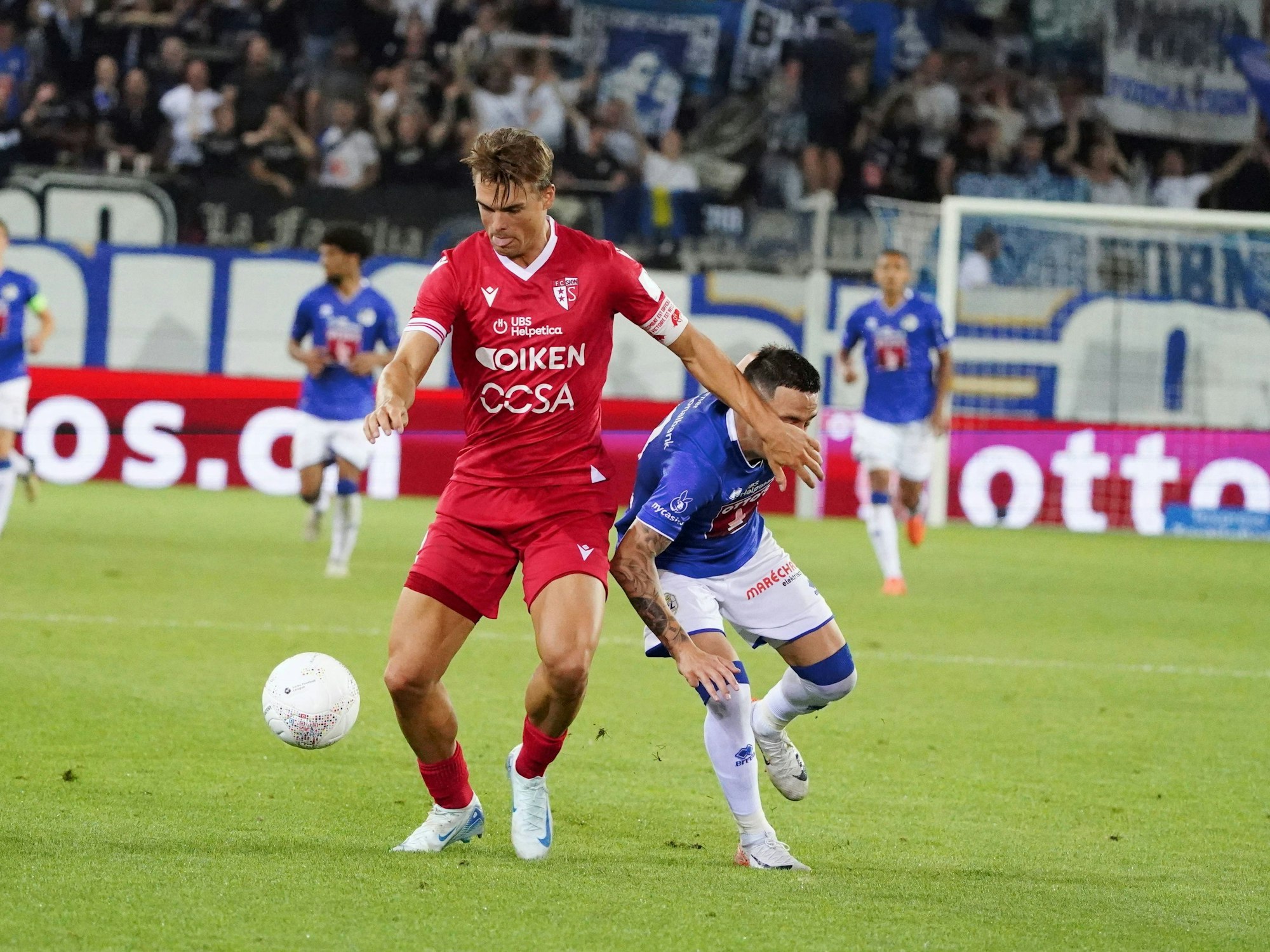 Joel Schmied im Zweikampf mit Anton Geisser.