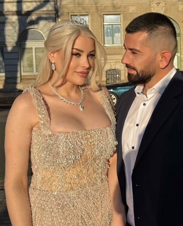 Aline Bachmann und ihr Ehemann Seko am Tag ihrer Hochzeit, während beide von einer Kamera fotografiert werden.
