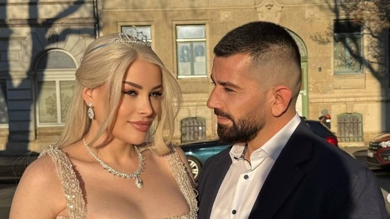 Aline Bachmann und ihr Ehemann Seko am Tag ihrer Hochzeit, während beide von einer Kamera fotografiert werden.