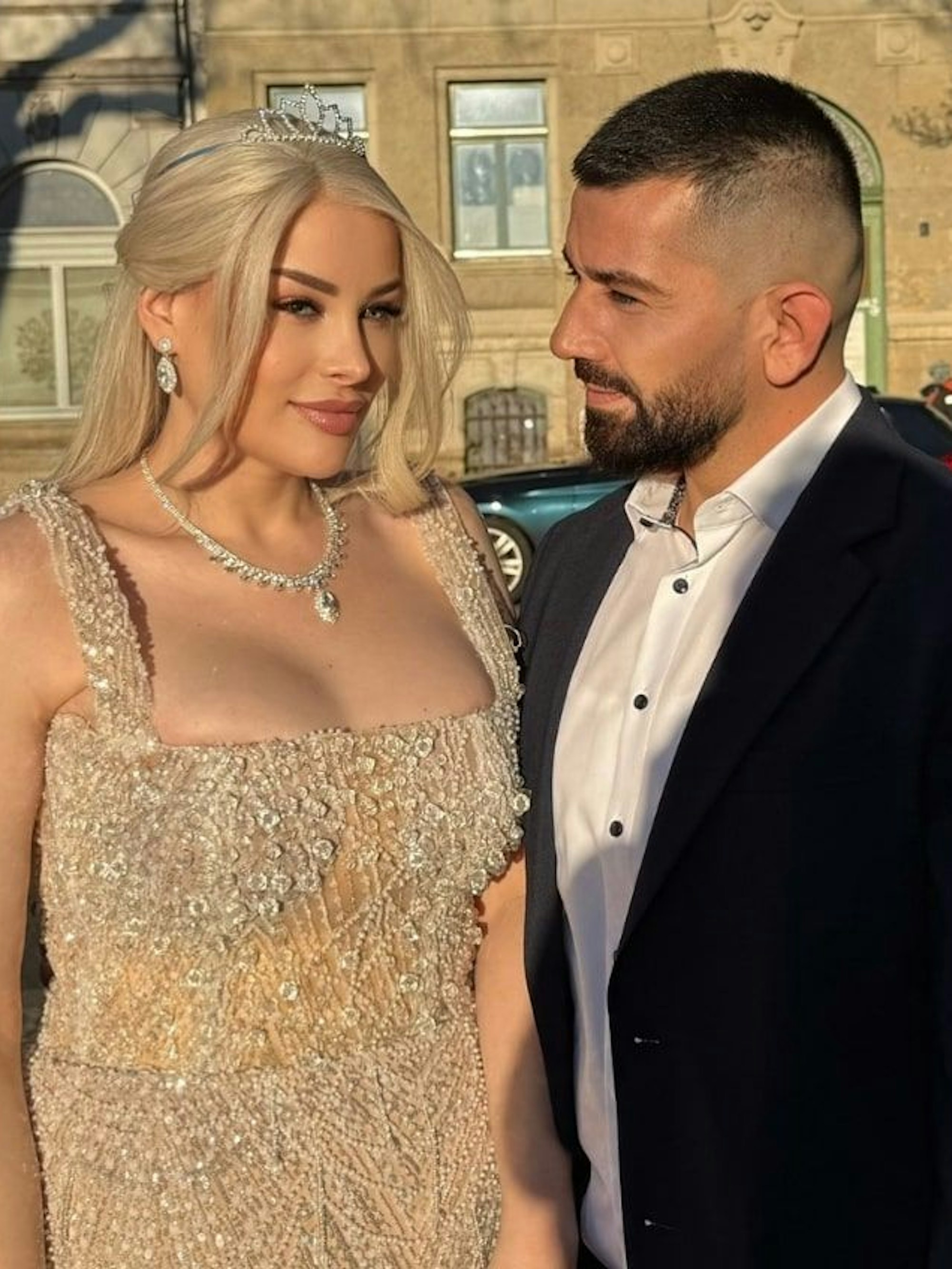 Aline Bachmann und ihr Ehemann Seko am Tag ihrer Hochzeit, während beide von einer Kamera fotografiert werden.