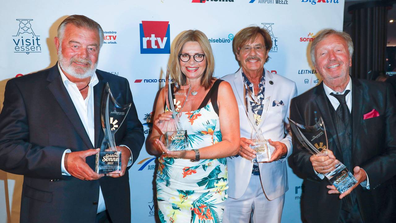 Maren Gilzer posiert gemeinsam mit Harry Wijnvoord, Jörg Draeger und Werner Schulze-Erdel auf dem roten Teppich.
