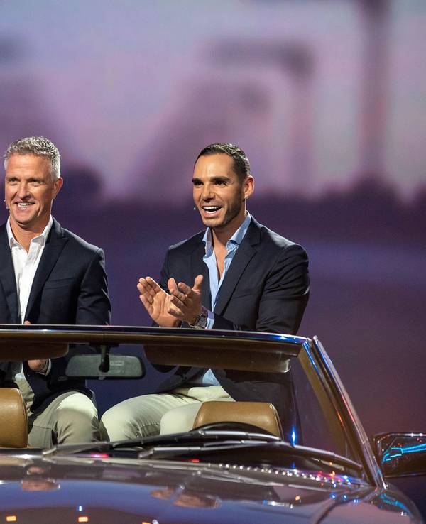 Ralf Schumacher und Étienne Bousquet-Cassagne (r.) beim Autorücklichter-Duell, während sie von den Kameras bei ihrem ersten TV-Show-Auftritt gefilmt werden.