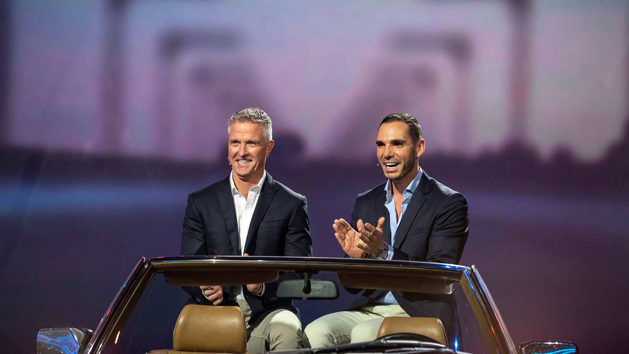 Ralf Schumacher und Étienne Bousquet-Cassagne (r.) beim Autorücklichter-Duell, während sie von den Kameras bei ihrem ersten TV-Show-Auftritt gefilmt werden.