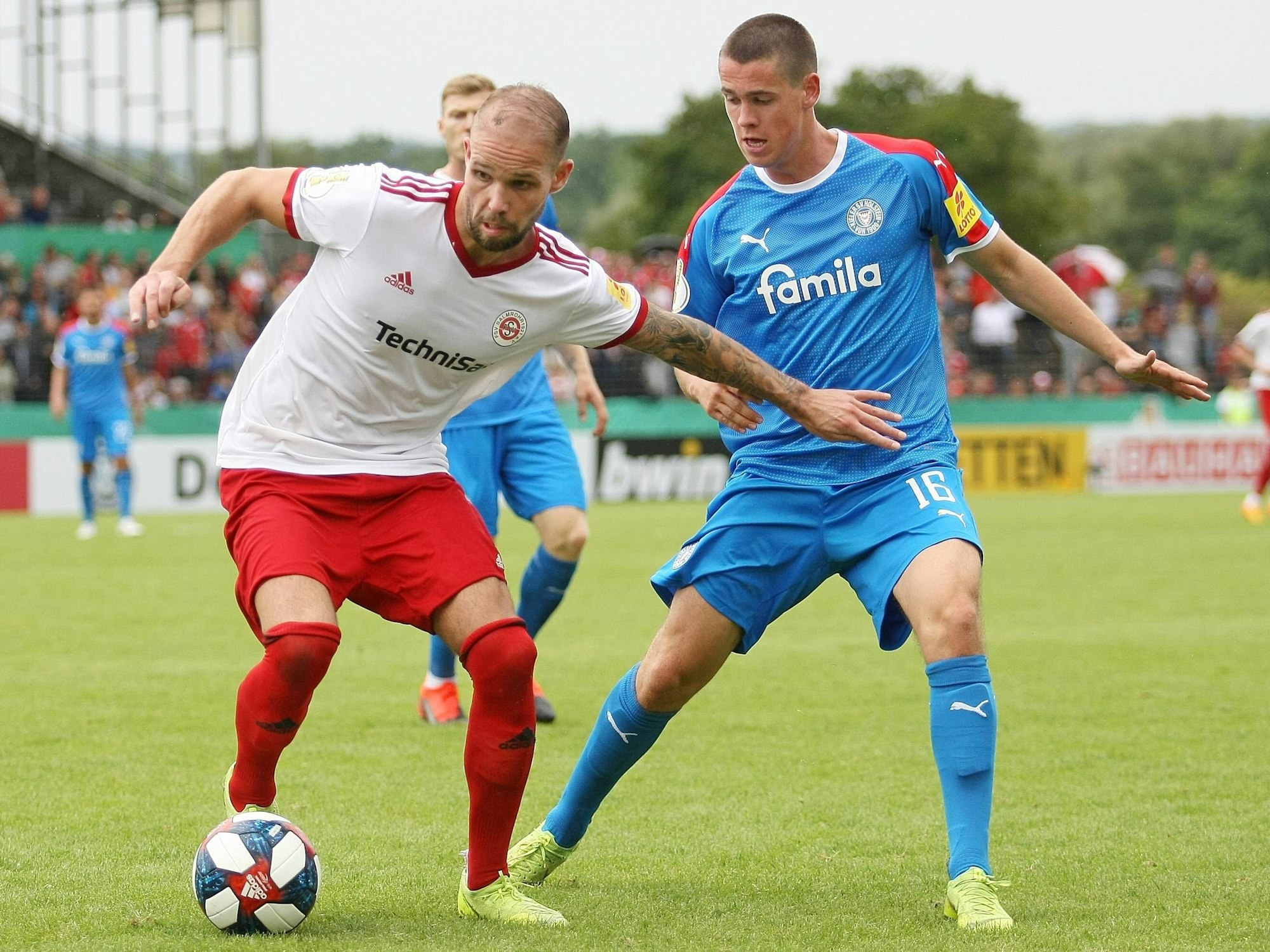 Jakub Merlan-Jarecki im Zweikampf mit Philipp Sander beim Spiel gegen Holstein Kiel im DFB-Pokal.