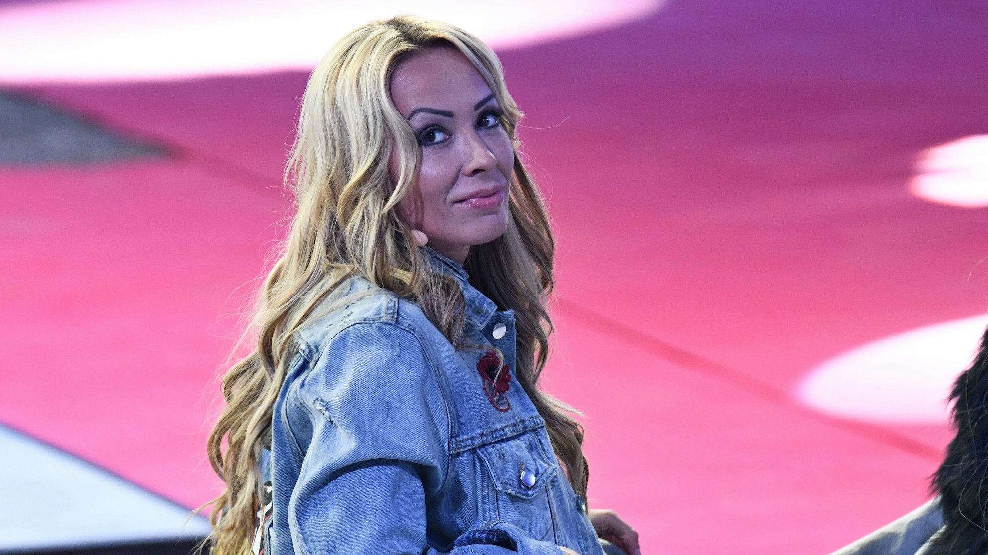 Cora Schumacher, Rennfahrerin, sitzt bei der Sat.1 Show "Promi Big Brother 2018" im Studio.