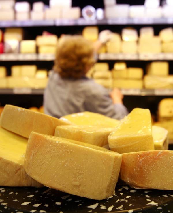 Käse ist am 28. August 2007 auf der Käsetheke in einem Hamburger Supermarkt zu sehen.