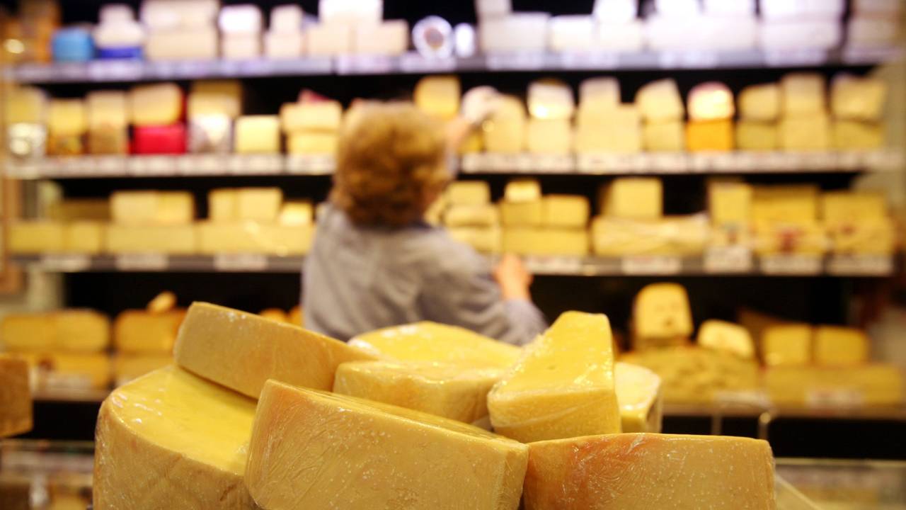 Käse ist am 28. August 2007 auf der Käsetheke in einem Hamburger Supermarkt zu sehen.