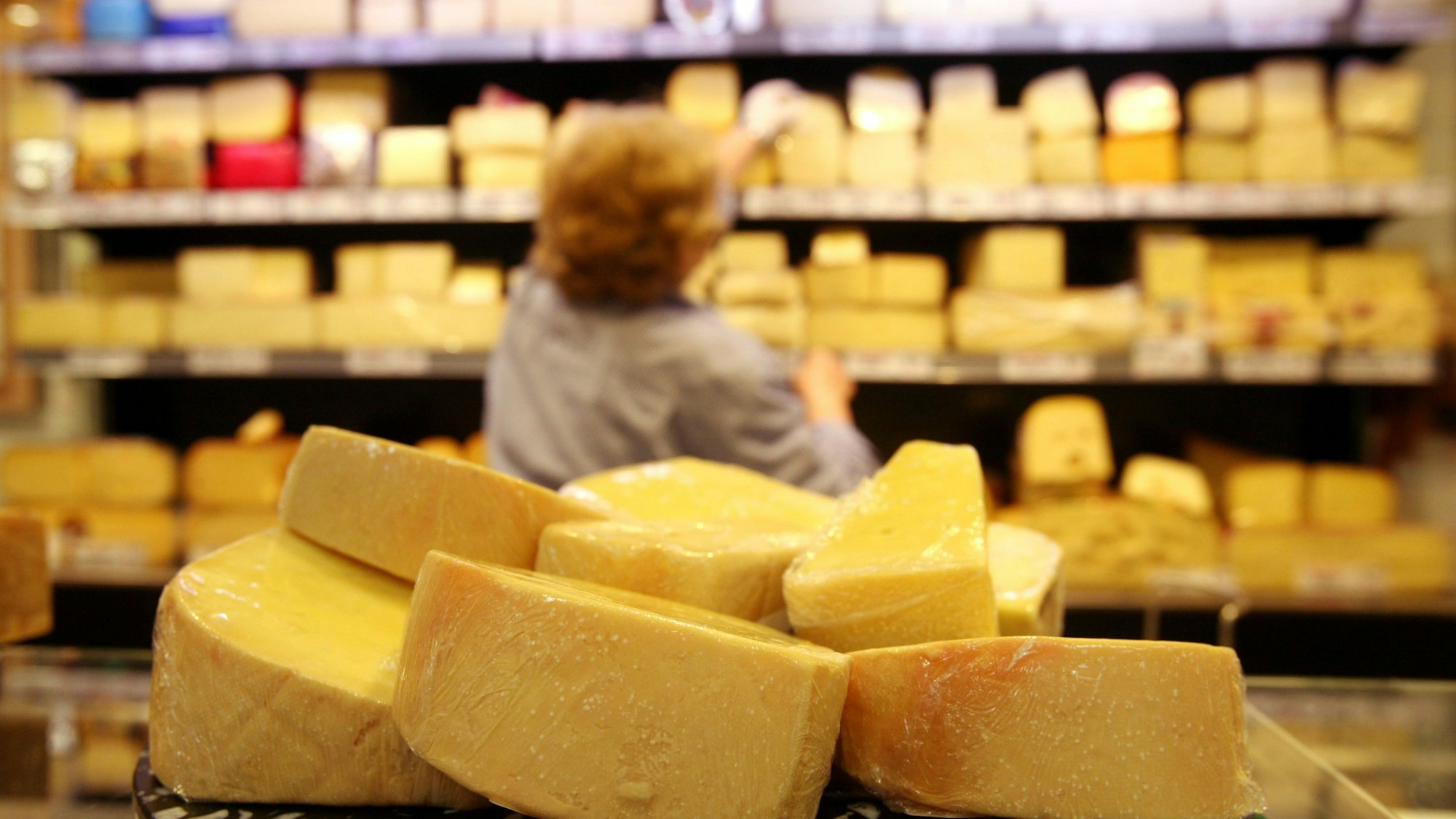 Käse ist am 28. August 2007 auf der Käsetheke in einem Hamburger Supermarkt zu sehen.