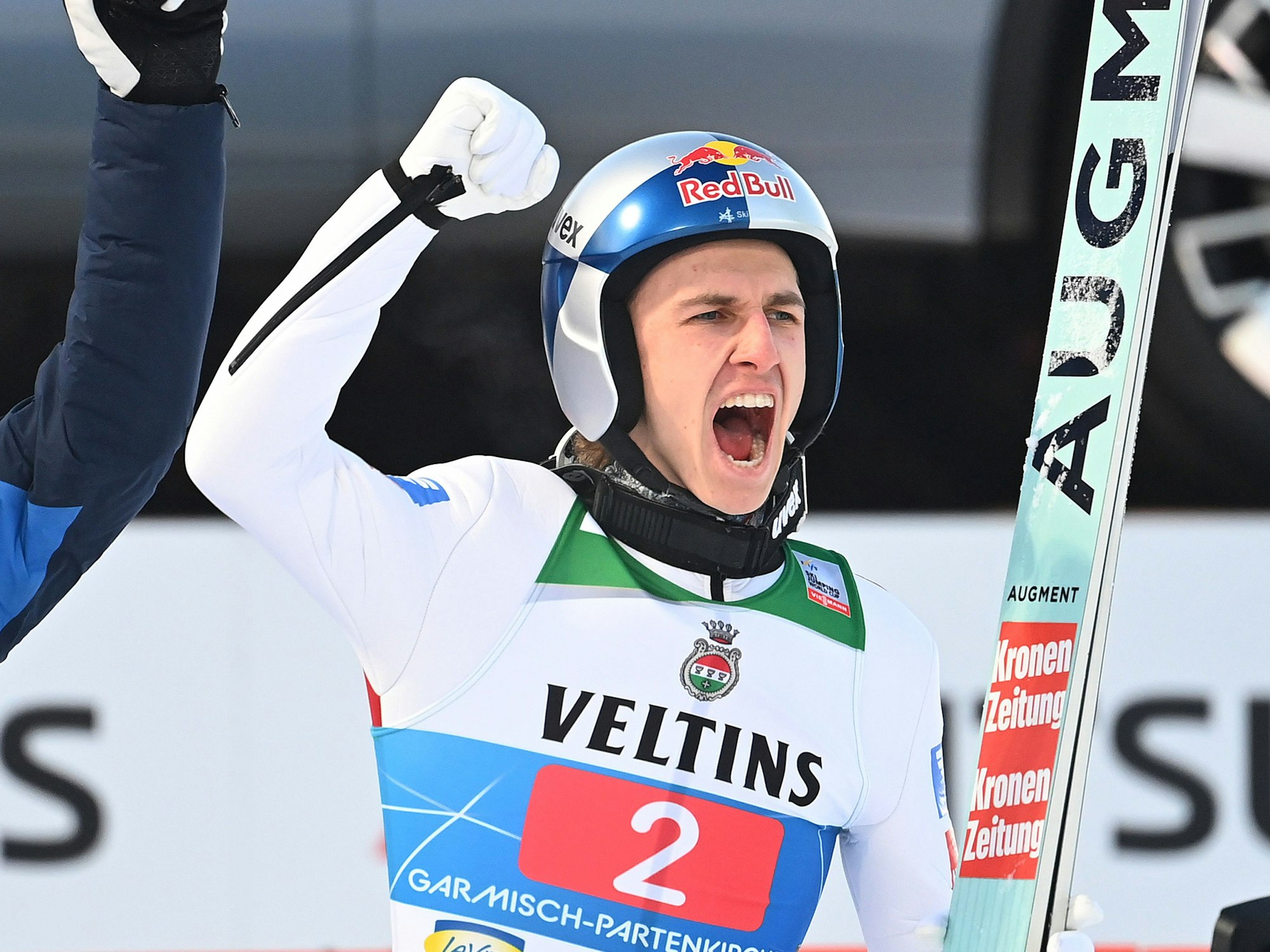 Daniel Tschofenig jubelt über seinen Sieg in Garmisch.