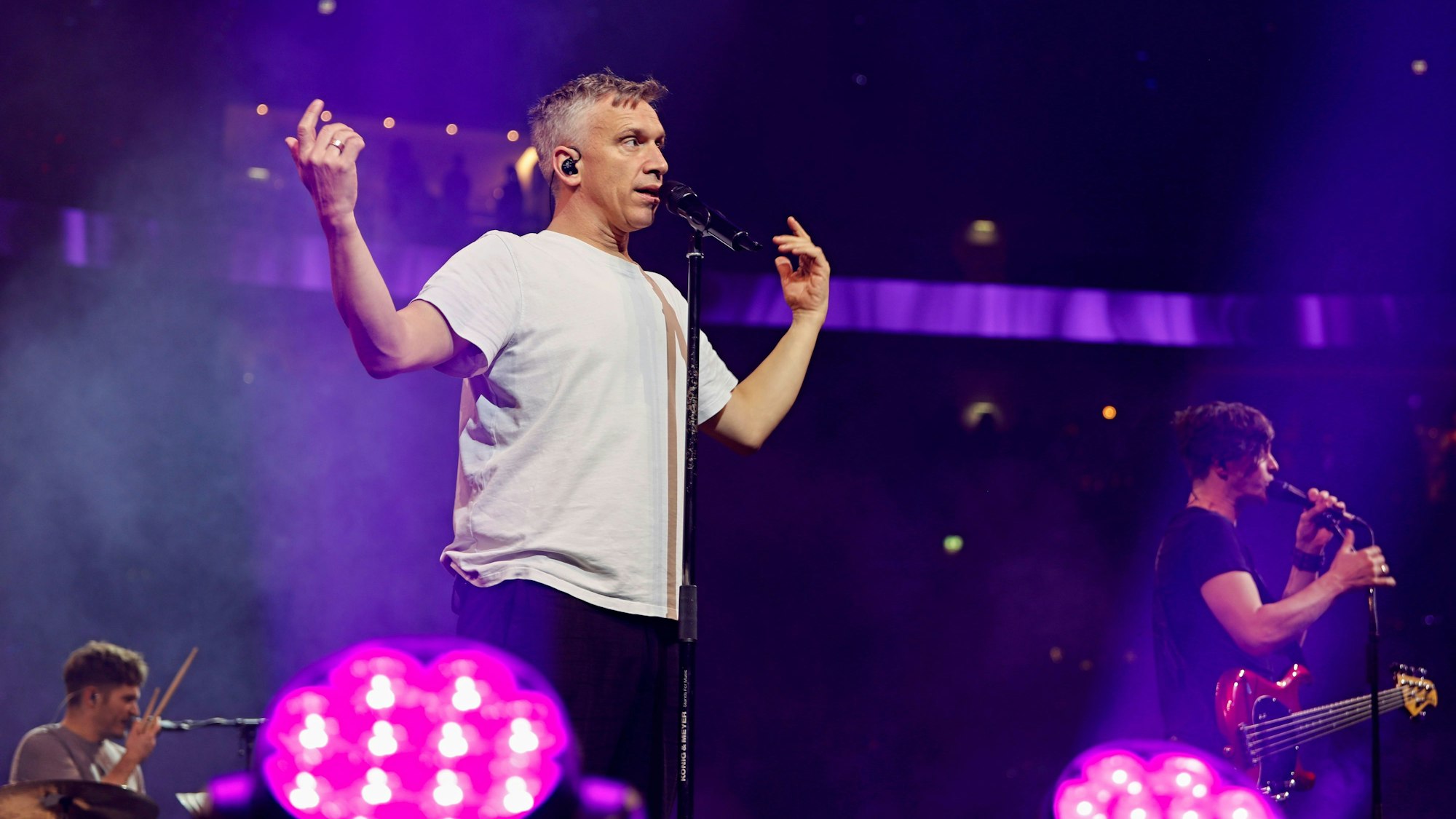 Kasalla stehen auf der Bühne.