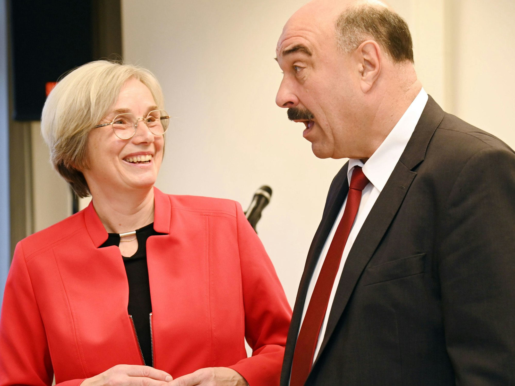 Eine Frau lacht einen Mann an.