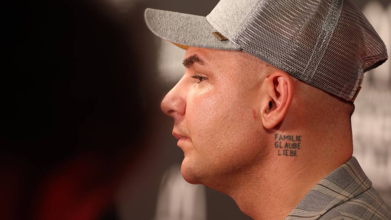 Pietro Lombardi, Sänger, steht auf dem roten Teppich der McDonald's Benefiz Gala