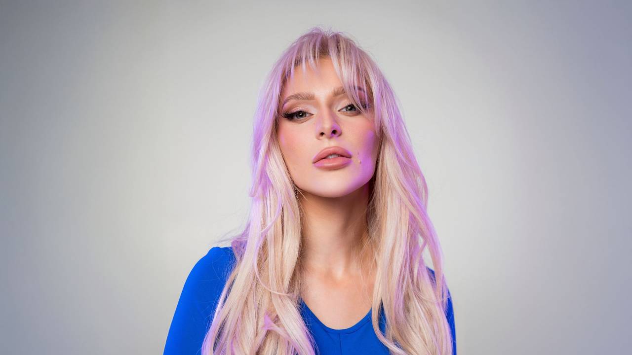 Marie Reim posiert für Promo-Fotos vor der Kamera.