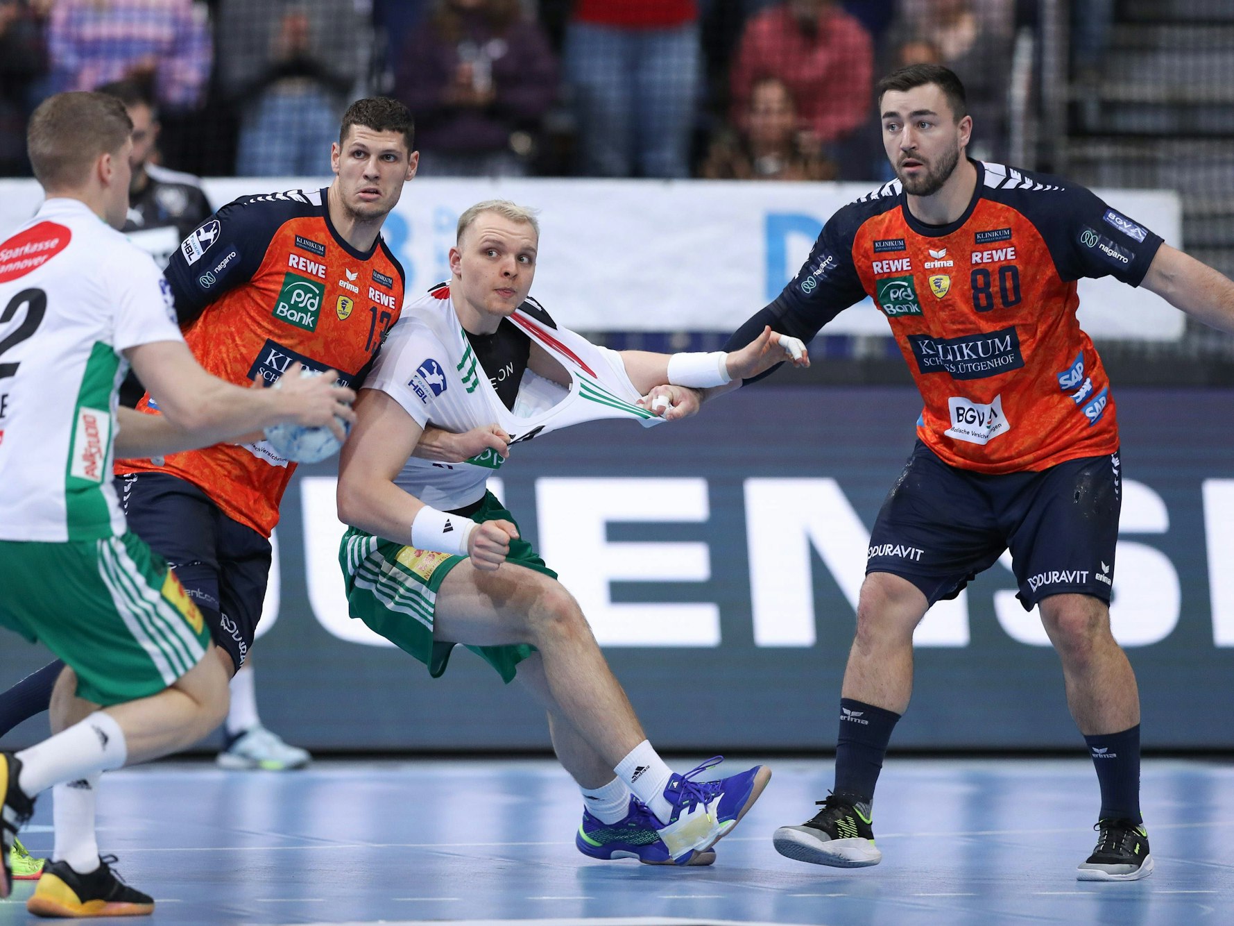 Sebastian Heymann (2.v.l) und Jannik Kohlbacher (r.) in Aktion.