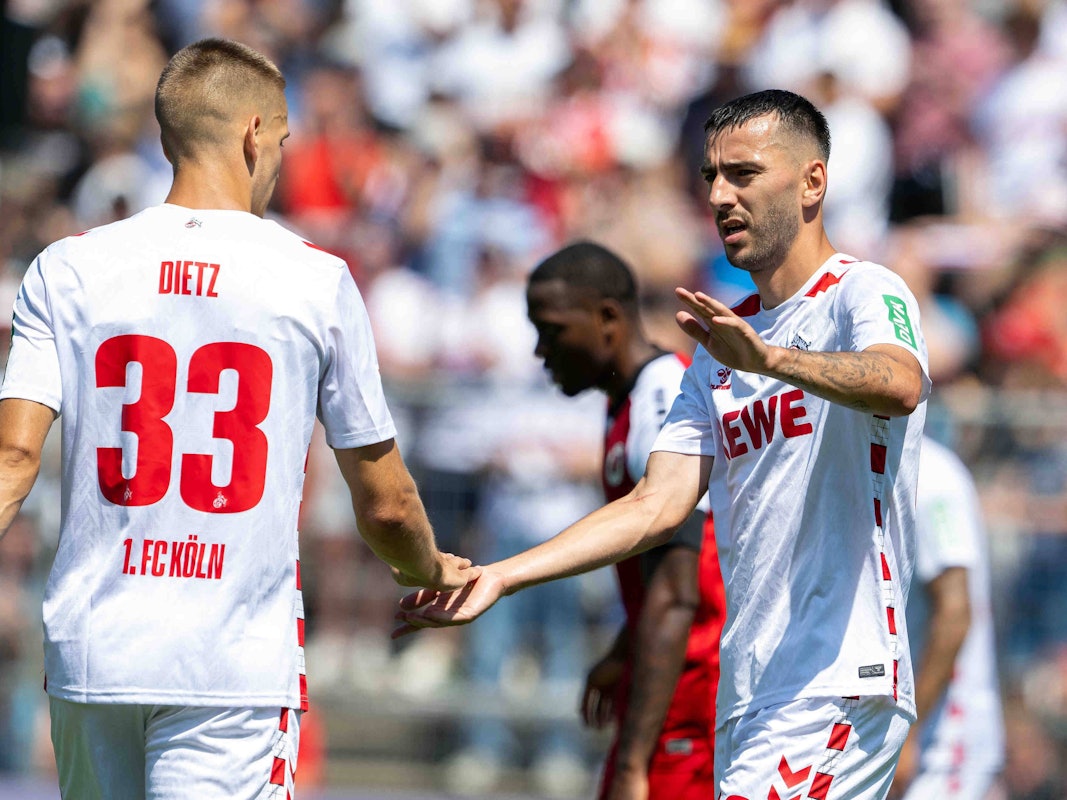 Sollen den 1. FC Köln verlassen: Florian Dietz und Sargis Adamyan (r), hier am 20. Juli 2024.