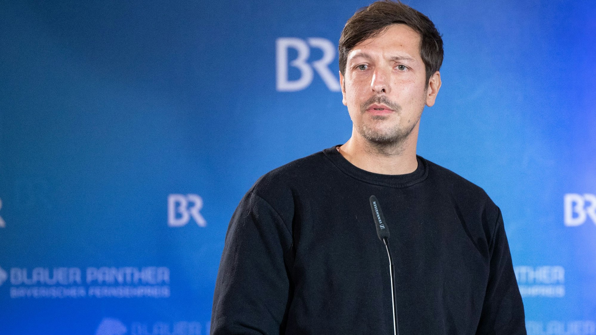 Thilo Mischke, Journalist, steht während der Verleihung des Bayerischen Fernsehpreises in der Residenz. Mischke wird für die ProSieben-Reportage «Deutsche an der ISIS-Front» in der Kategorie „Information“ mit dem blauen Panther ausgezeichnet. Der Bayerische Fernsehpreis wird in diesem Jahr im kleinen Rahmen in einer Feierstunde in der Residenz verliehen. +++ dpa-Bildfunk +++