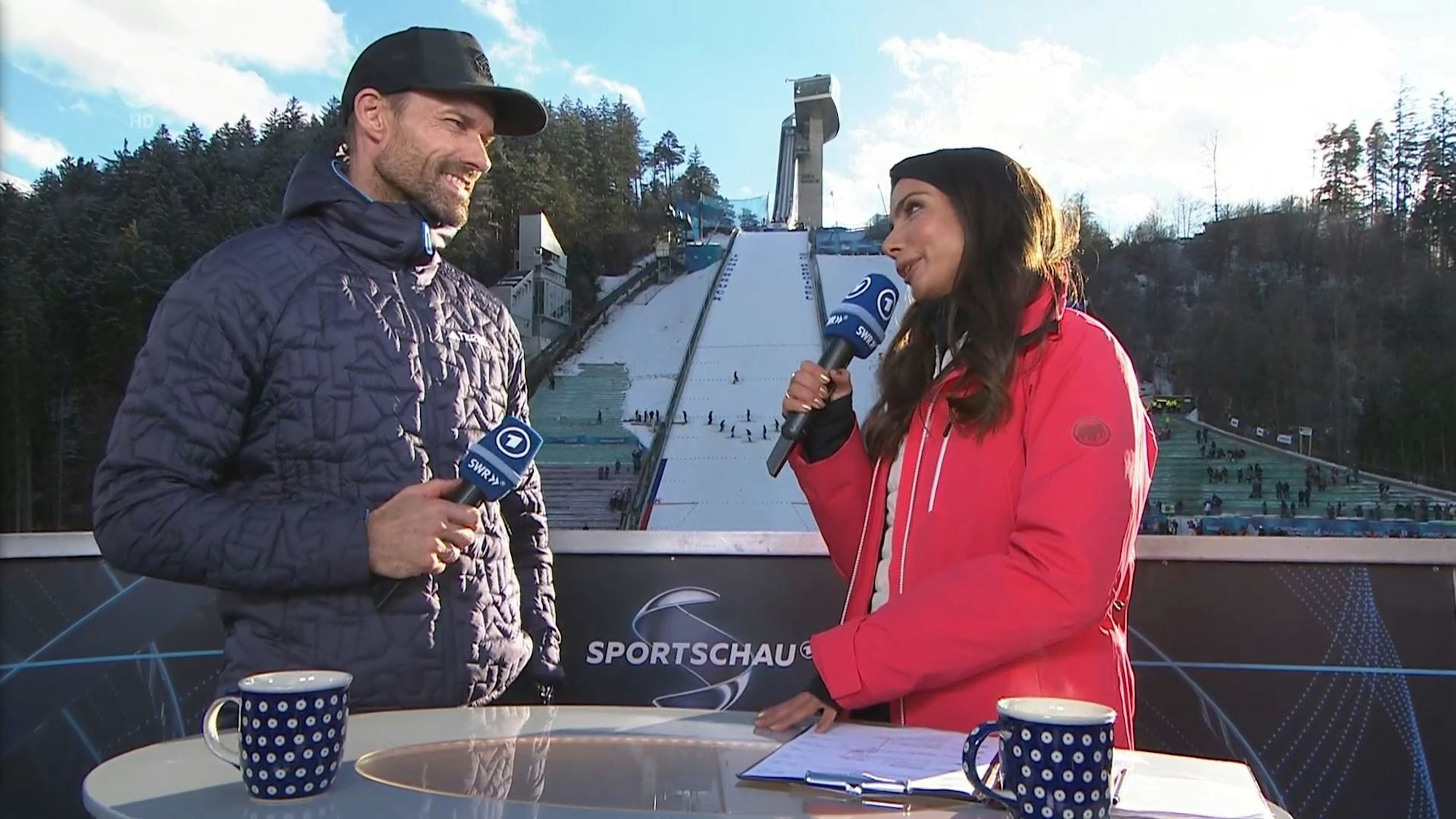 Sven Hannawald und Lea Wagner in der Vierschanzentournee-Übertragung der ARD.