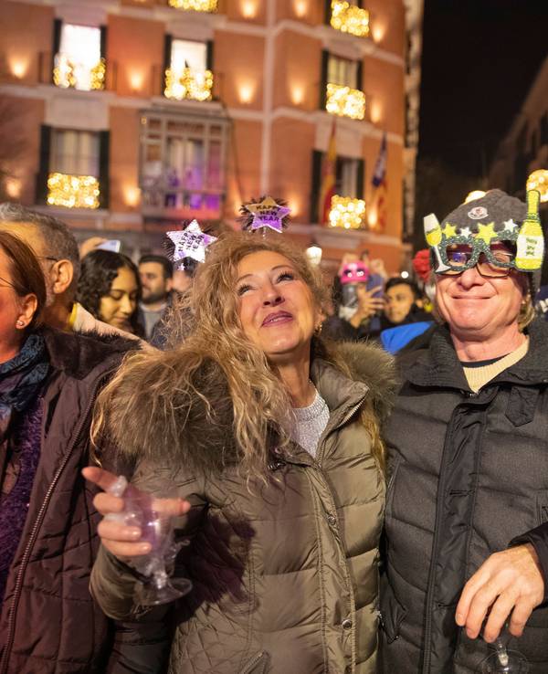 Yvonne und Helmut aus Aachen feiern den Beginn des neuen Jahres auf der Plaza de Cort in Palma auf Mallorca.
