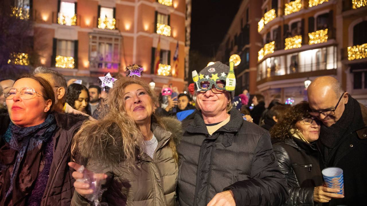 Yvonne und Helmut aus Aachen feiern den Beginn des neuen Jahres auf der Plaza de Cort in Palma auf Mallorca.