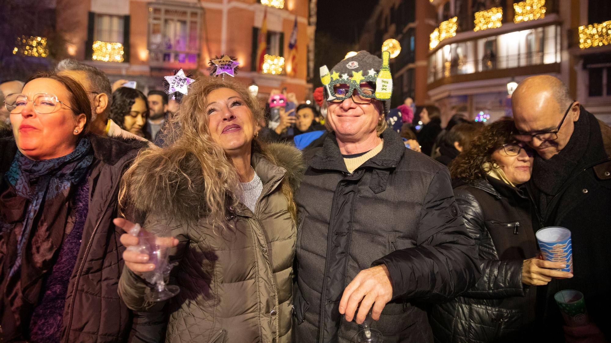 Yvonne und Helmut aus Aachen feiern den Beginn des neuen Jahres auf der Plaza de Cort in Palma auf Mallorca.