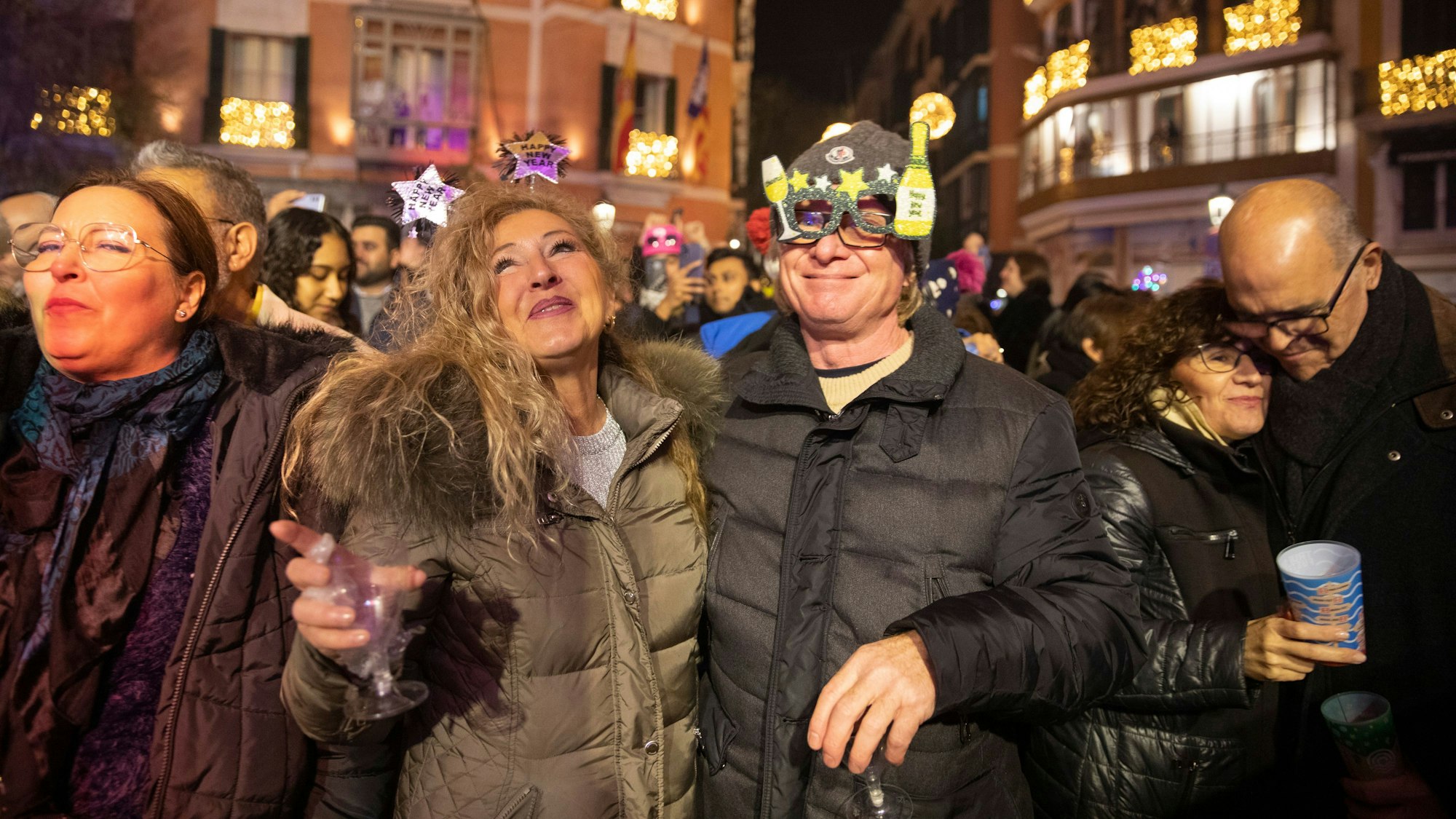 Yvonne und Helmut aus Aachen feiern den Beginn des neuen Jahres auf der Plaza de Cort in Palma auf Mallorca.