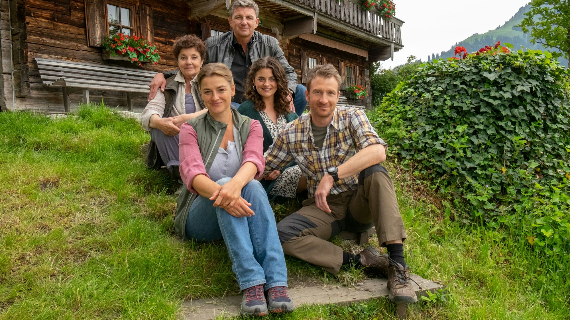 HANDOUT - Lisbeth Gruber (Monika Baumgartner), Anna Meierling (Ines Lutz, Dr. Martin Gruber (Hans Sigl), Lilli Gruber (Ronja Forcher), Hans Gruber (Heiko Ruprecht) beim Drehstart im Juni 2020 zu «Der Bergdoktor» (undatierte Aufnahme). Die neue Staffel wird ab Anfang Januar 2021 im ZDF ausgestrahlt. (zu dpa: ««Der Bergdoktor» bleibt Corona-freie Zone - Neue Staffel ab Januar») +++ dpa-Bildfunk +++