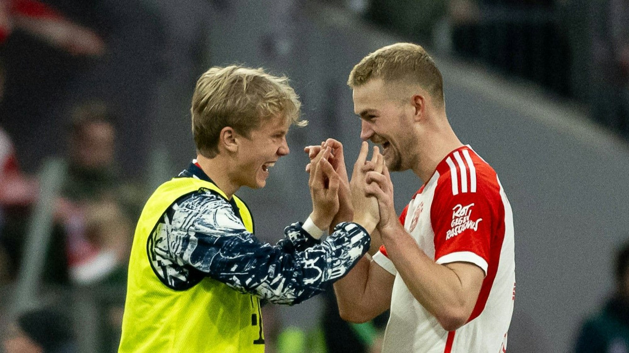 Frans Krätzig (hier mit Matthijs de Ligt), steht vor einem erneuten Leih-Abgang beim FC Bayern.