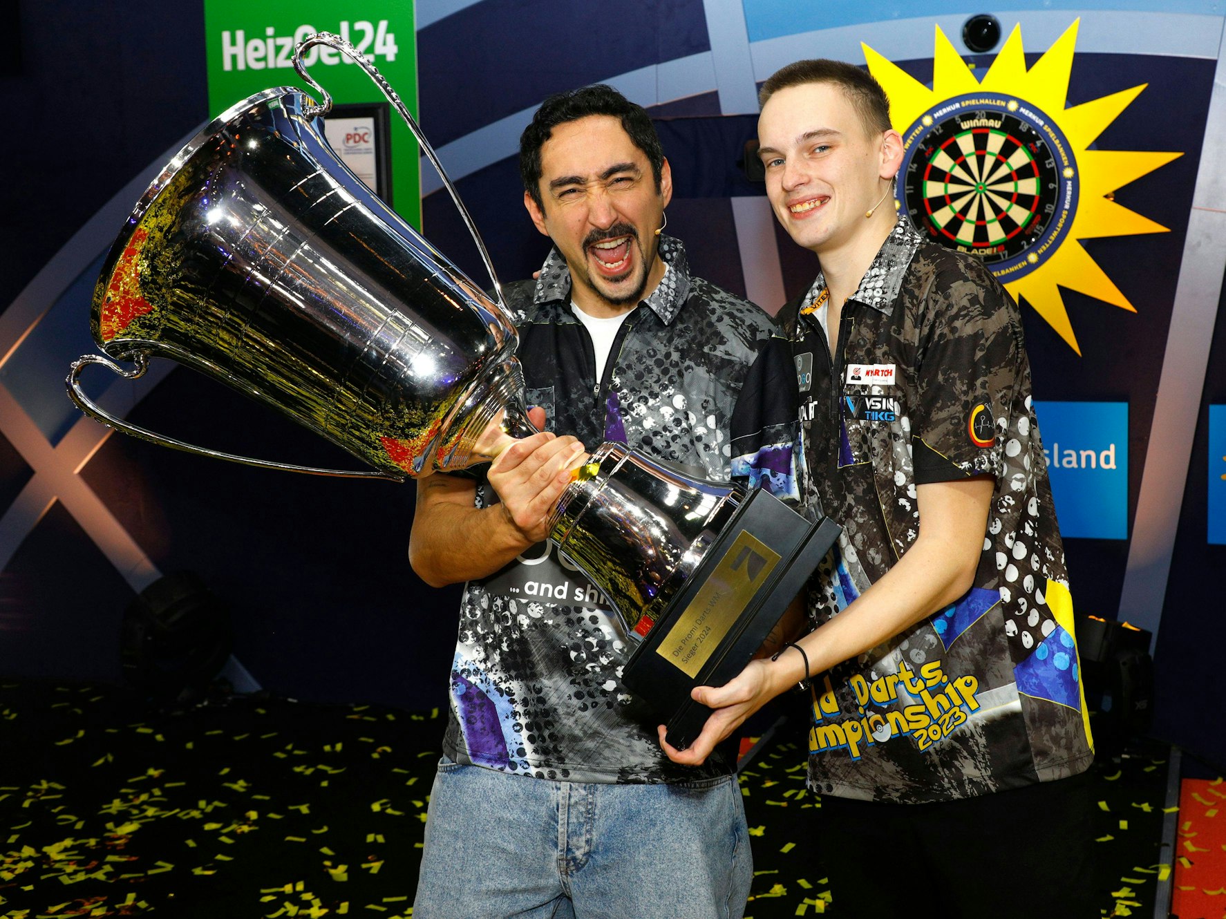 Eko Fresh und Ricardo Pietreczko mit Siegerpokal.