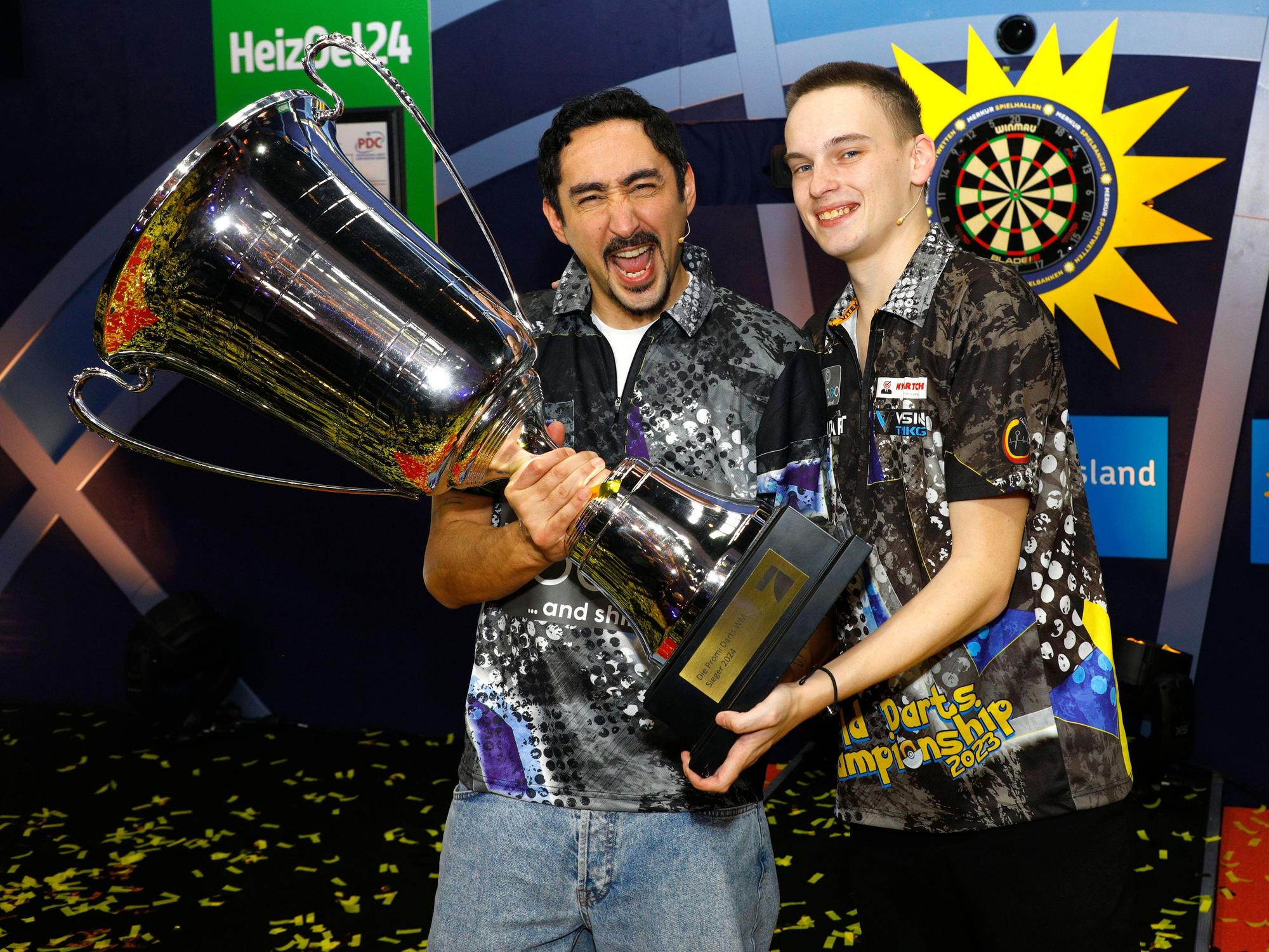 Eko Fresh und Ricardo Pietreczko mit Siegerpokal.